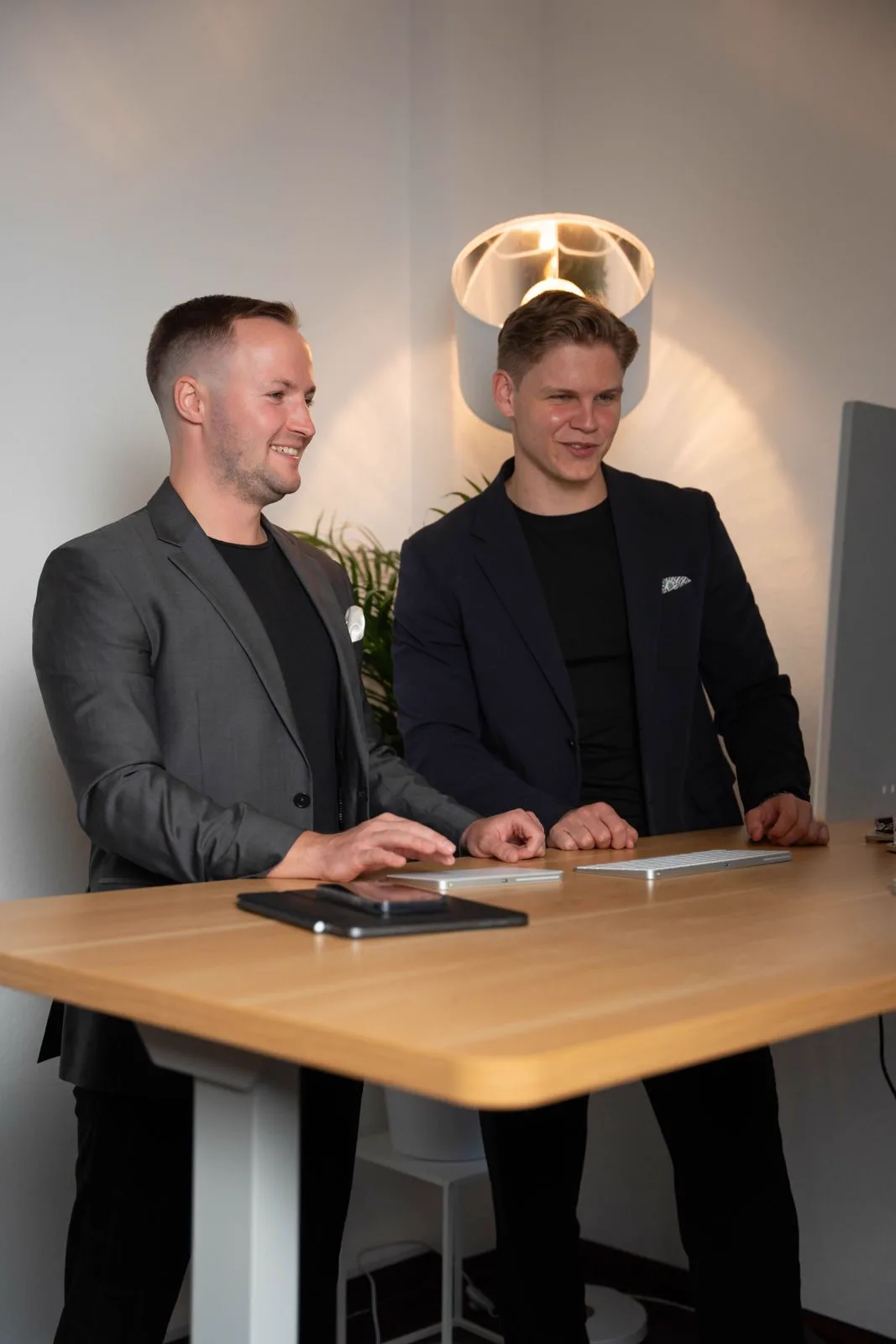 Bruno von Sperling und Philipp Gröblehner am Schreibtisch im Büro